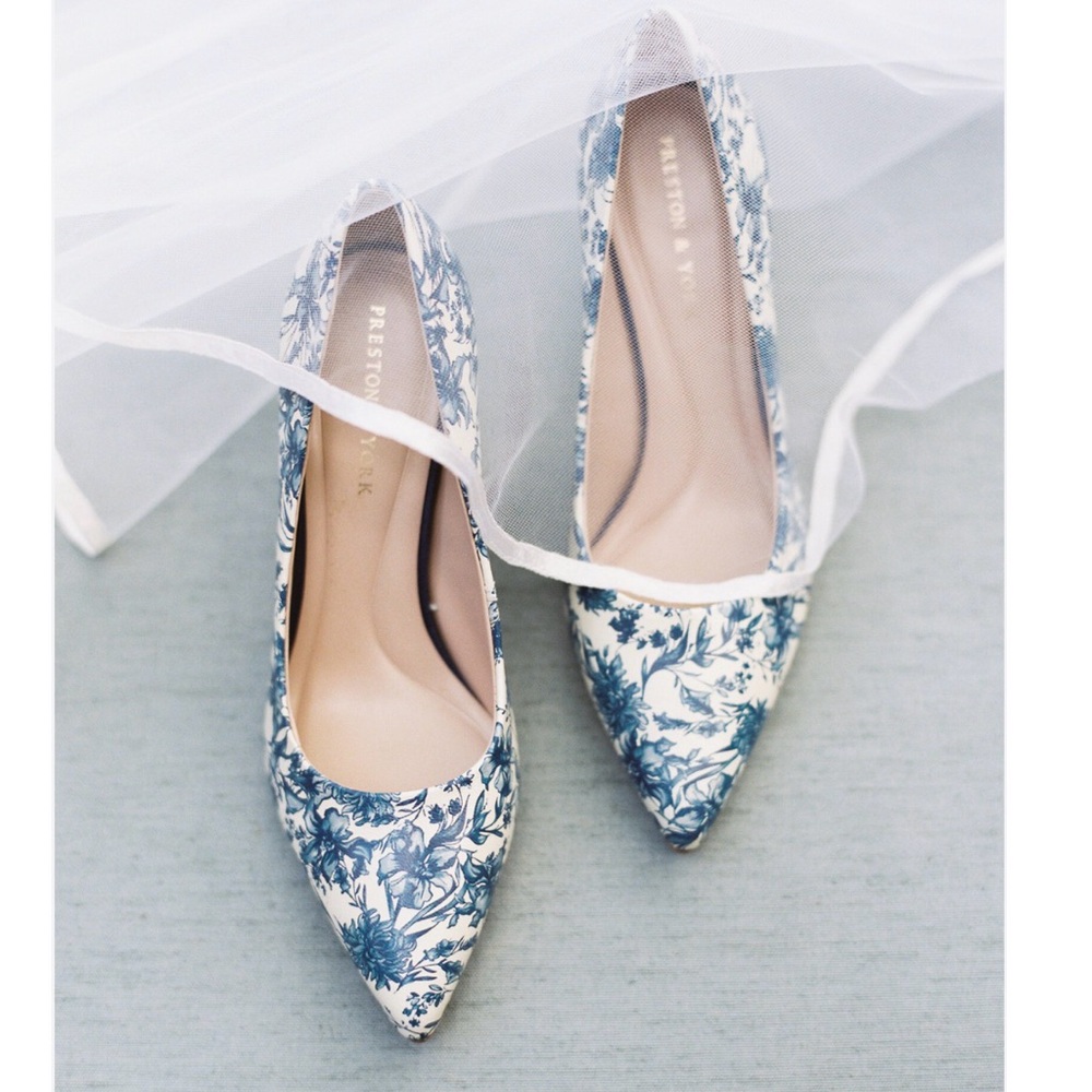 Preston & York  Payton Pump in Blue
Floral puños